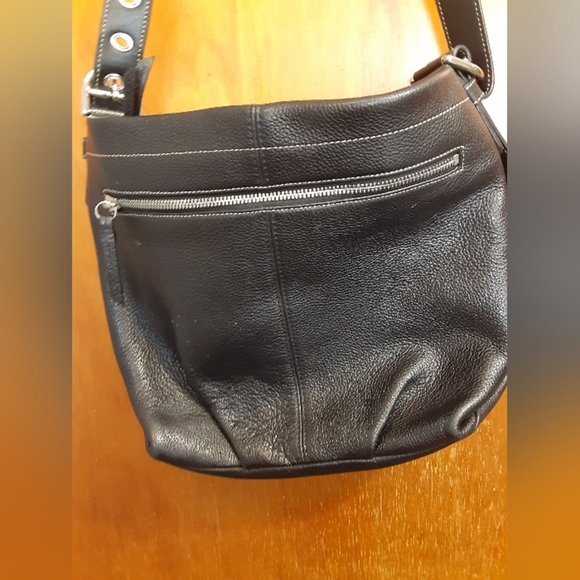 Coach Black Leather Shoulder Bag Silver Hardware Side Zip Pocket Inside Pocket - Picture 2 of 9